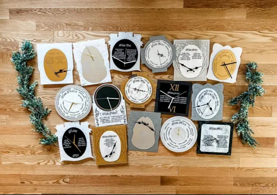 Orologi da parete in acrilico tagliati e incisi