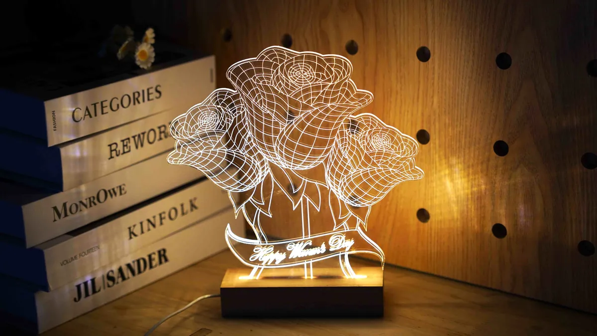 Lampada in acrilico con disegno al tratto illuminato dal bordo