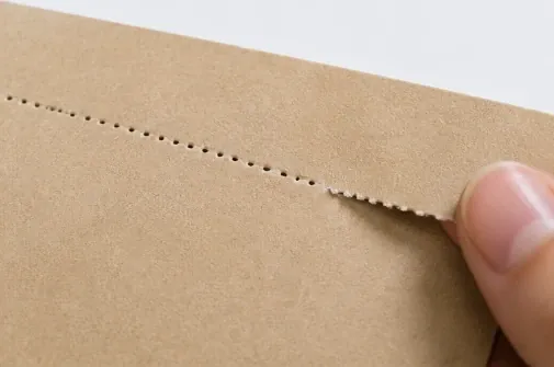 Linea a strappo perforata su una busta in carta kraft