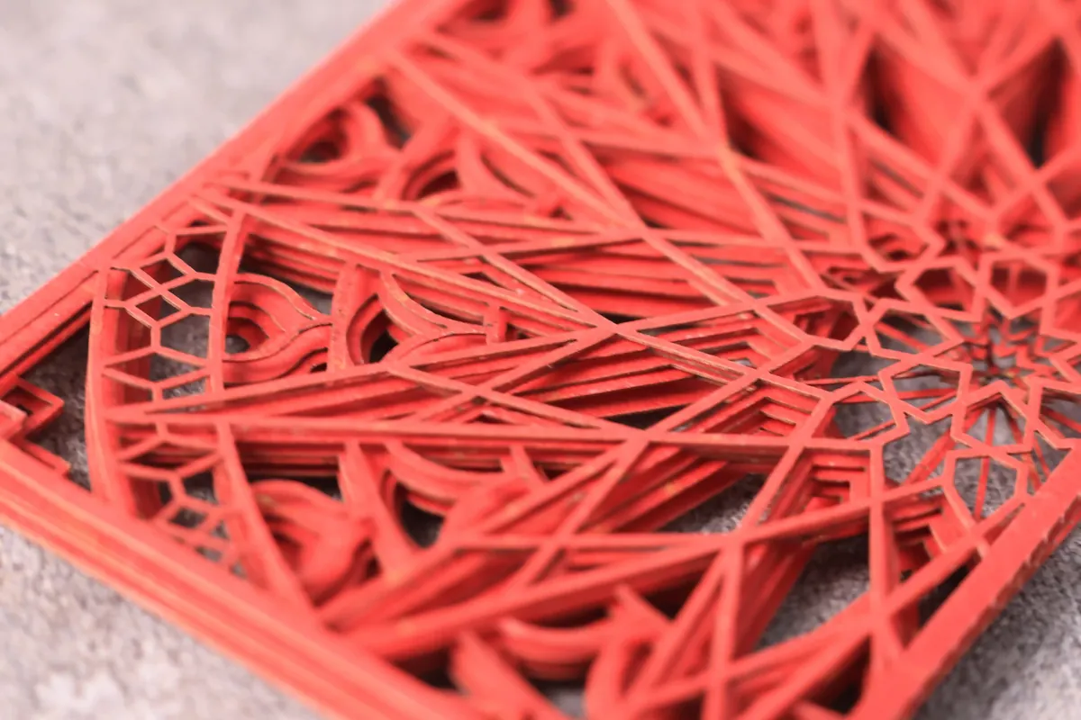 Traforo geometrico tagliato in cartoncino rosso