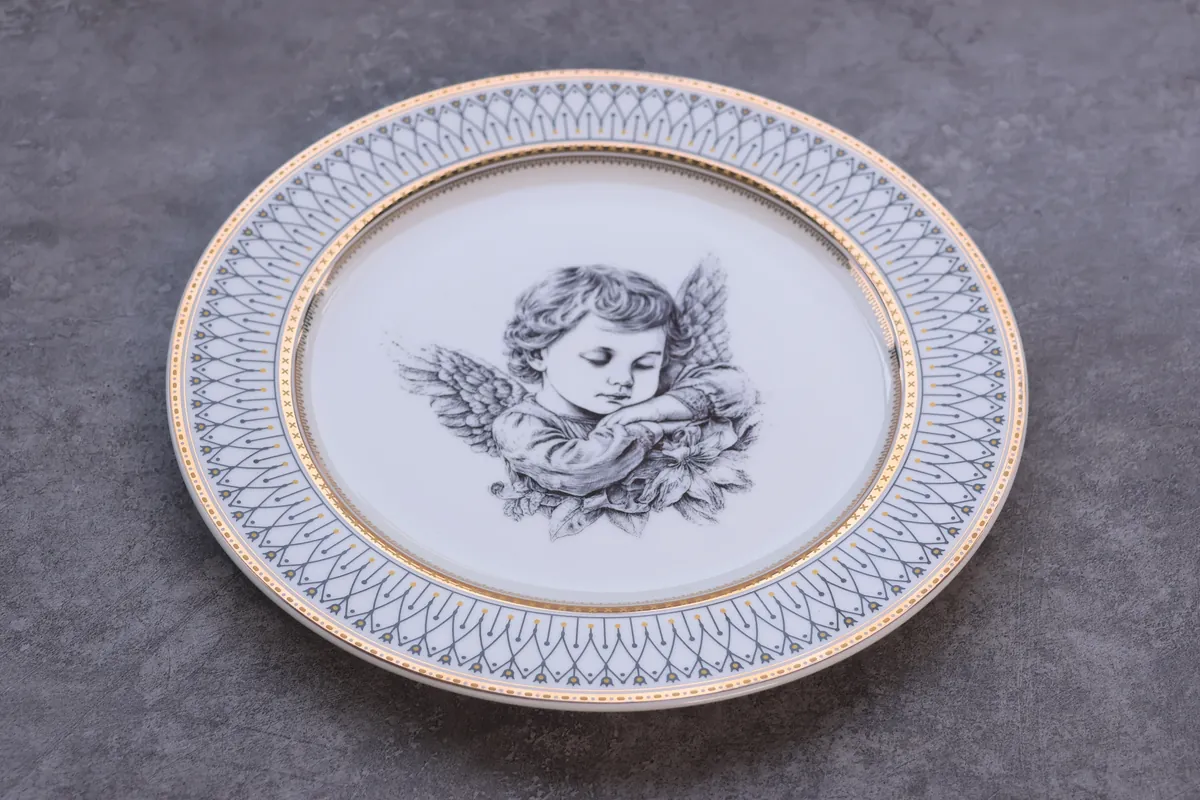 Piatto in ceramica con illustrazione incisa