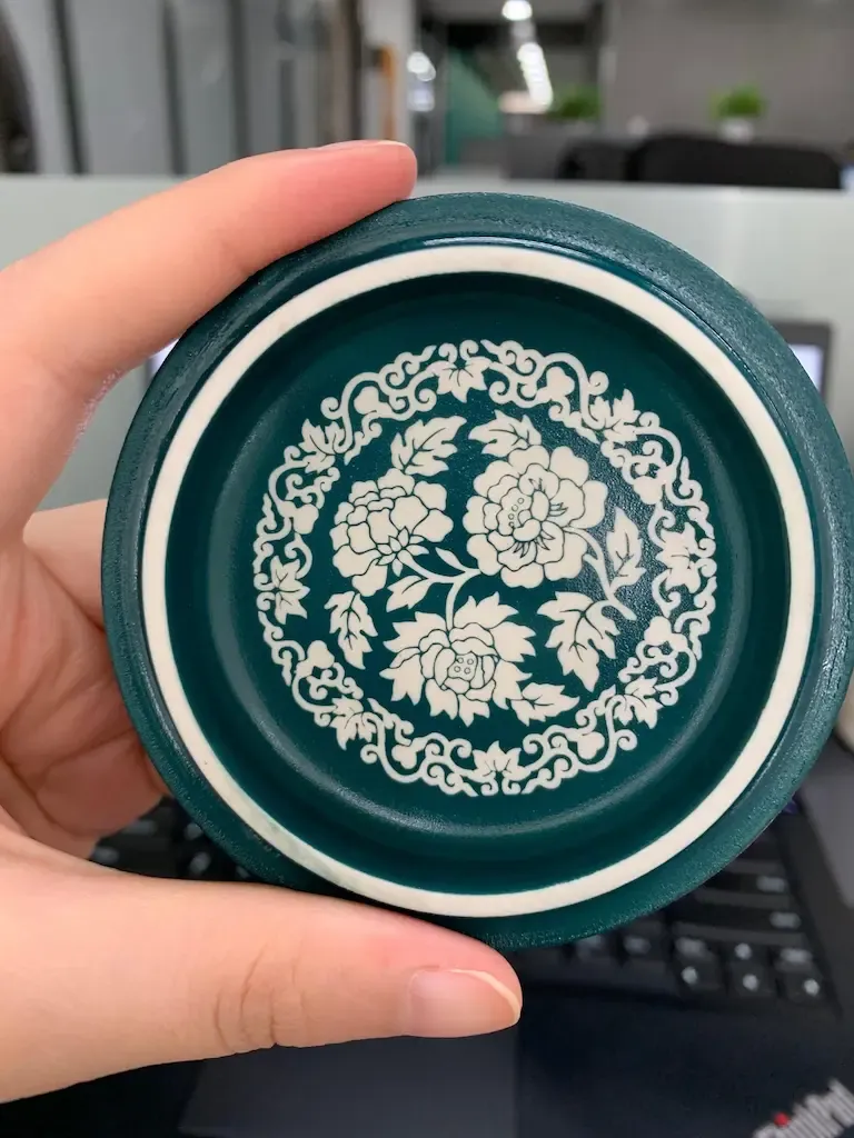 Sottobicchiere in ceramica con decoro floreale inciso