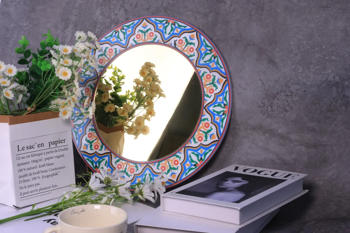 Specchio con cornice in ceramica decorata