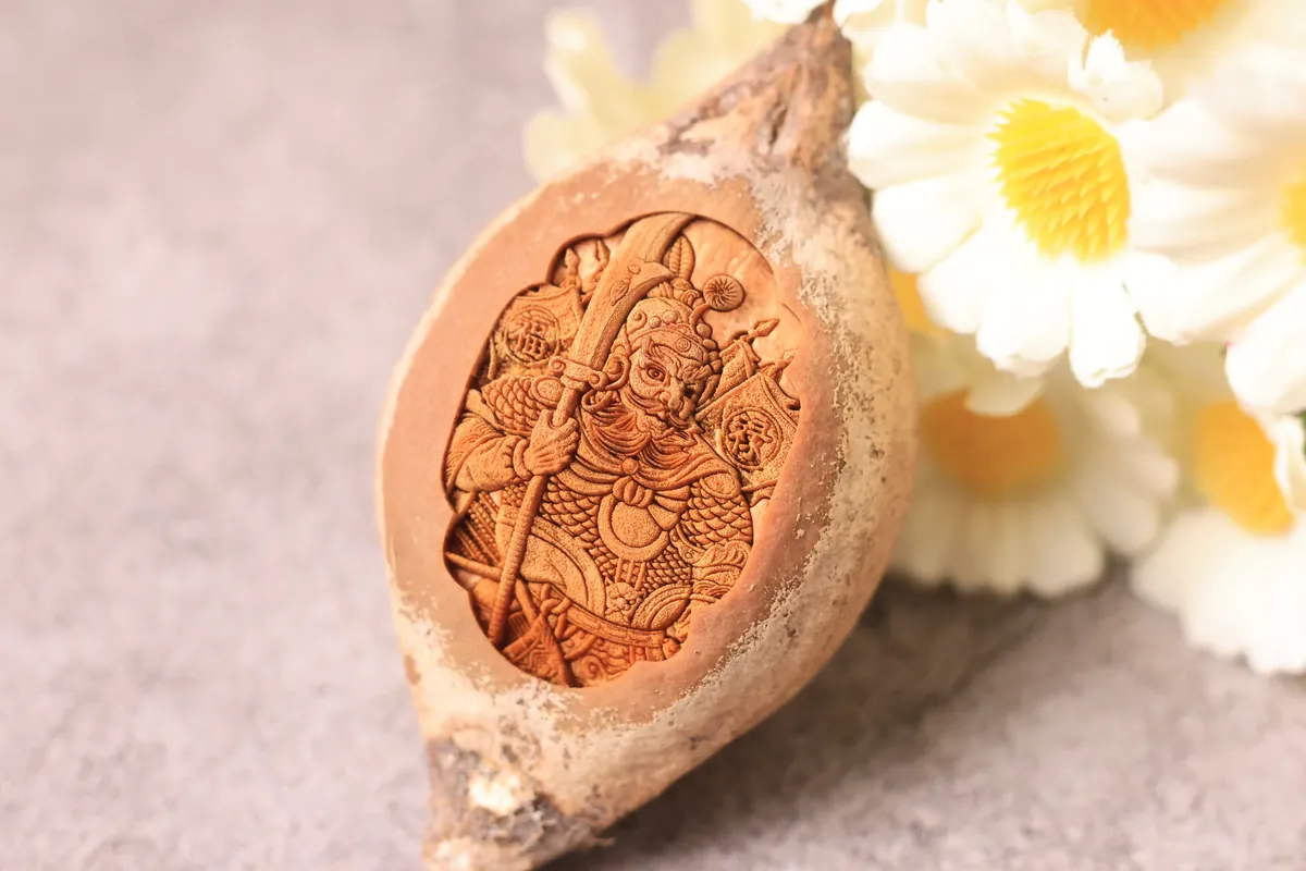 Baccello essiccato con decoro inciso in profondità