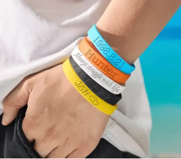 Braccialetti in silicone con scritte incise
