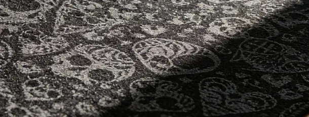 Motivo decorativo inciso sulla superficie del grip tape