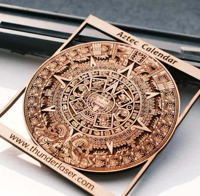 Calendario azteco inciso e tagliato in legno