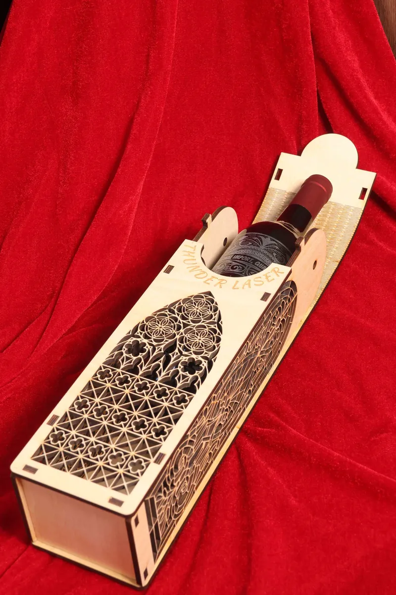 Scatola portabottiglia in legno traforato