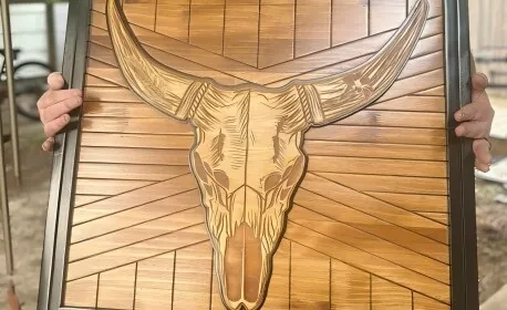 Teschio di toro inciso in profondità su legno
