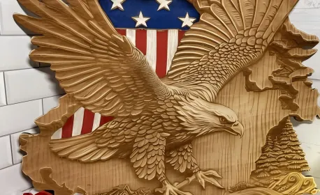 Aquila scolpita a rilievo tridimensionale nel legno