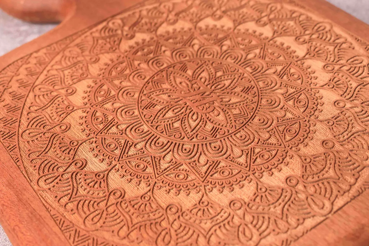 Mandala inciso con tracciati vettoriali su legno
