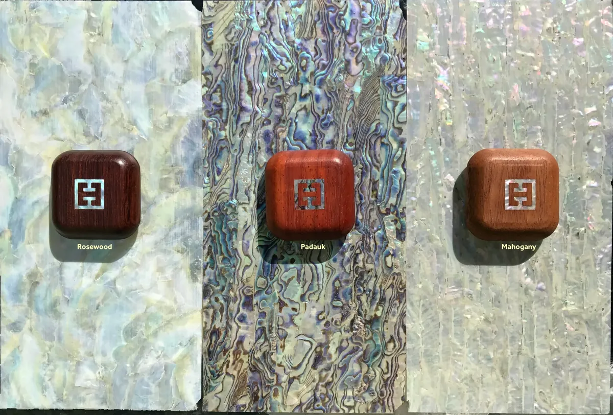 Lastre di madreperla e abalone con inserti in legno