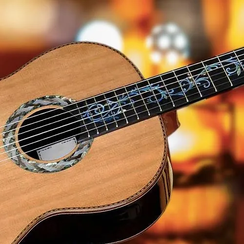 Chitarra con intarsi in madreperla sulla tastiera