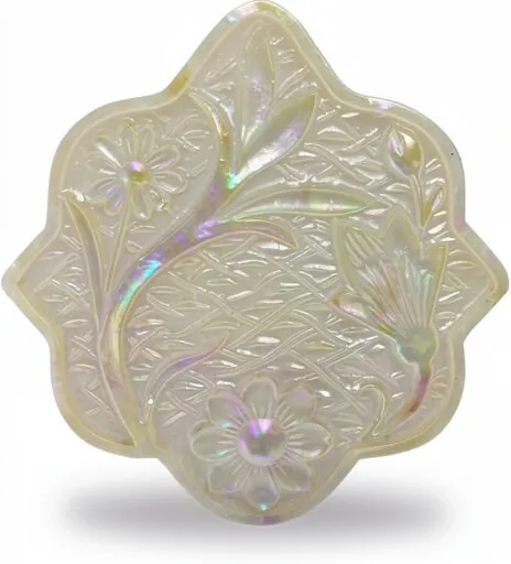 Pendente in madreperla con decoro floreale inciso