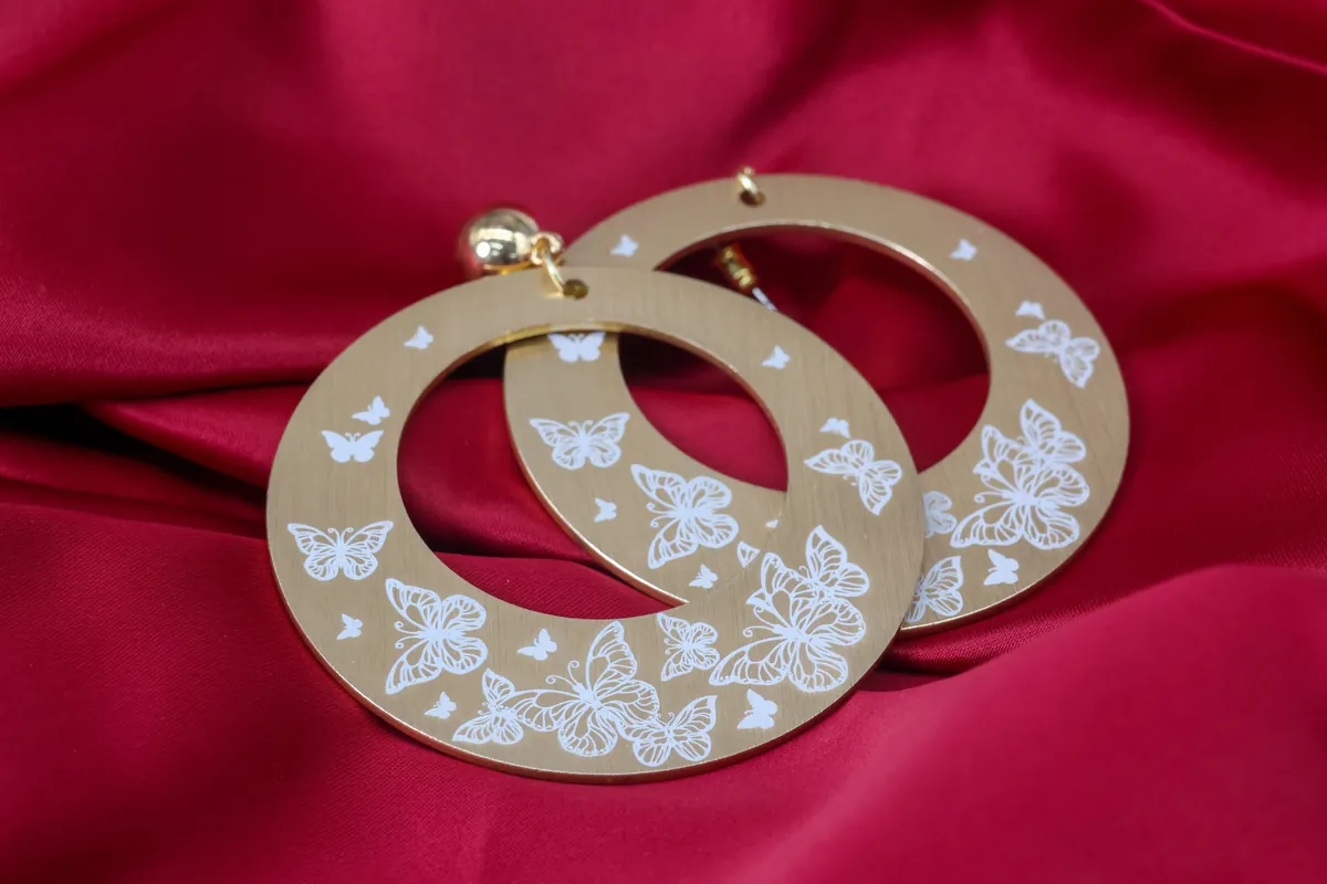 Orecchini in metallo con farfalle incise