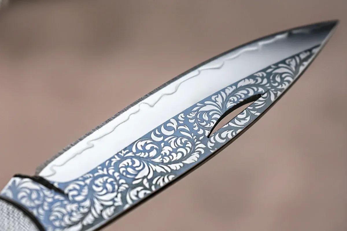 Lama di coltello con decoro inciso nell'acciaio