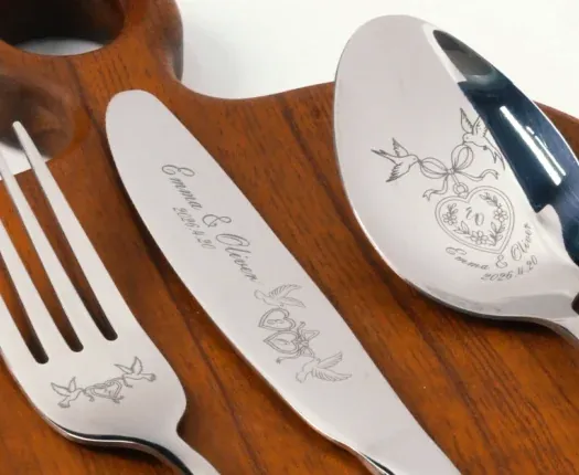 Posate in acciaio inox con decori neri per ricottura