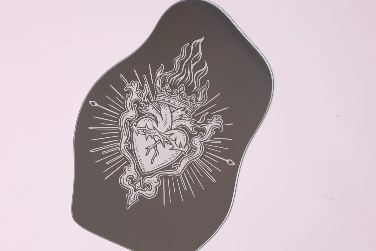 Placca rivestita con disegno ottenuto asportando il rivestimento
