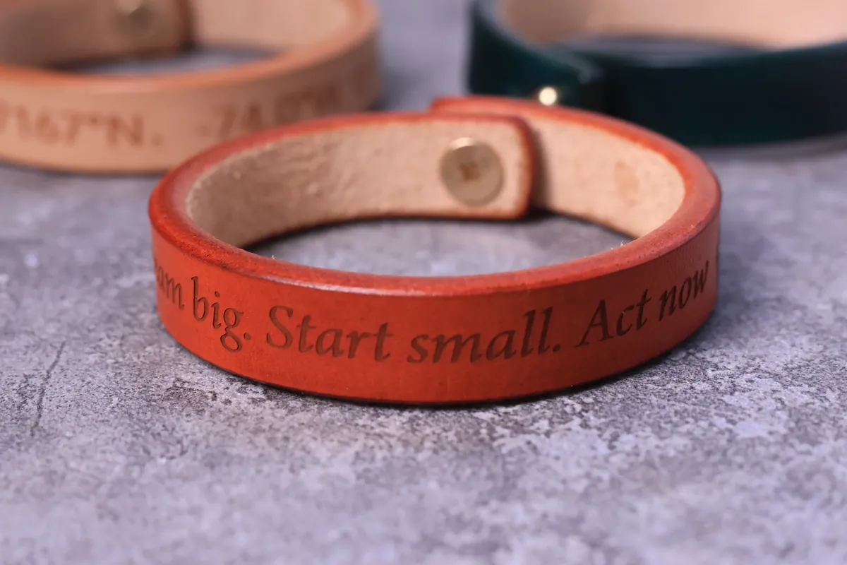 Bracciale in pelle con frase incisa