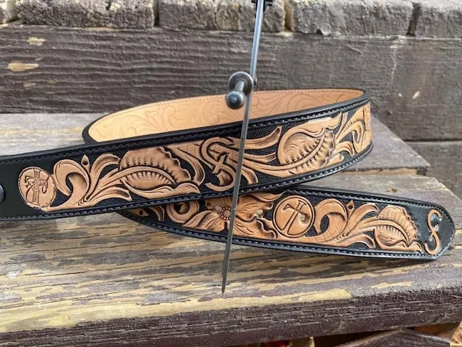 Cinture in pelle con decori floreali incisi in profondità