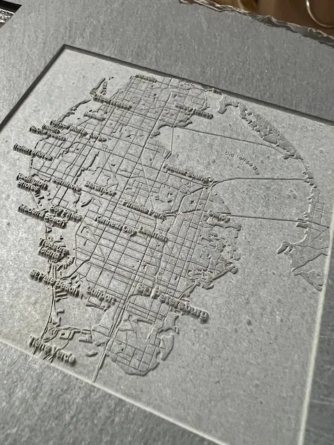 Cartina geografica incisa su ardesia