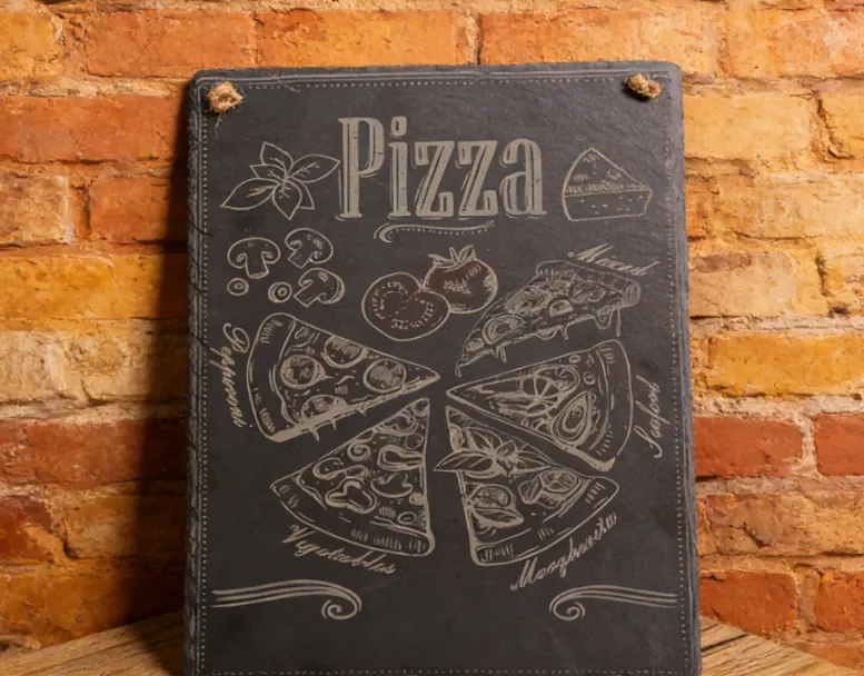 Lastra di ardesia con menu della pizzeria inciso