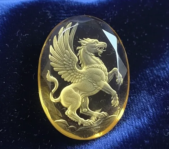Pietra trasparente con pegaso inciso