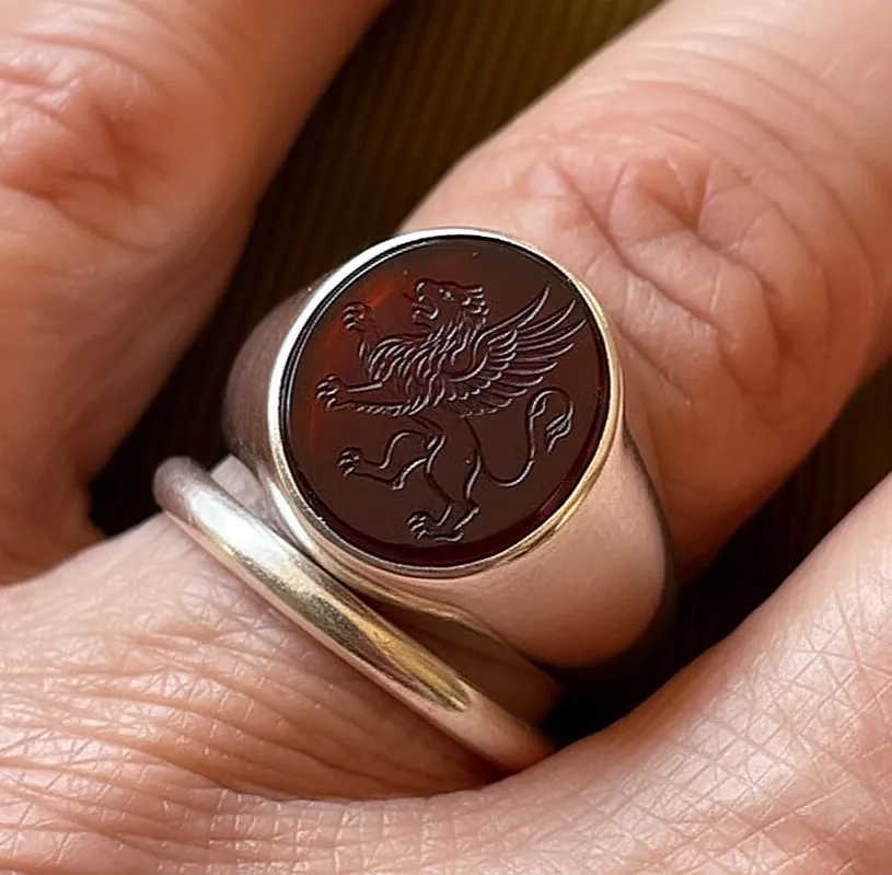 Anello con sigillo in pietra incisa