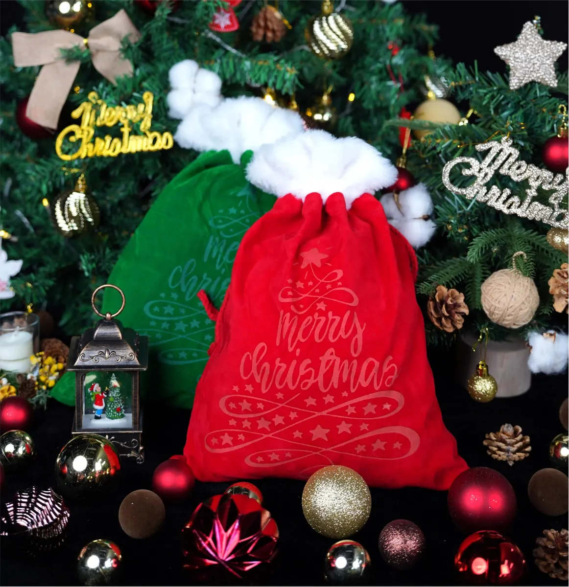Sacchetti regalo in velluto con decori natalizi incisi