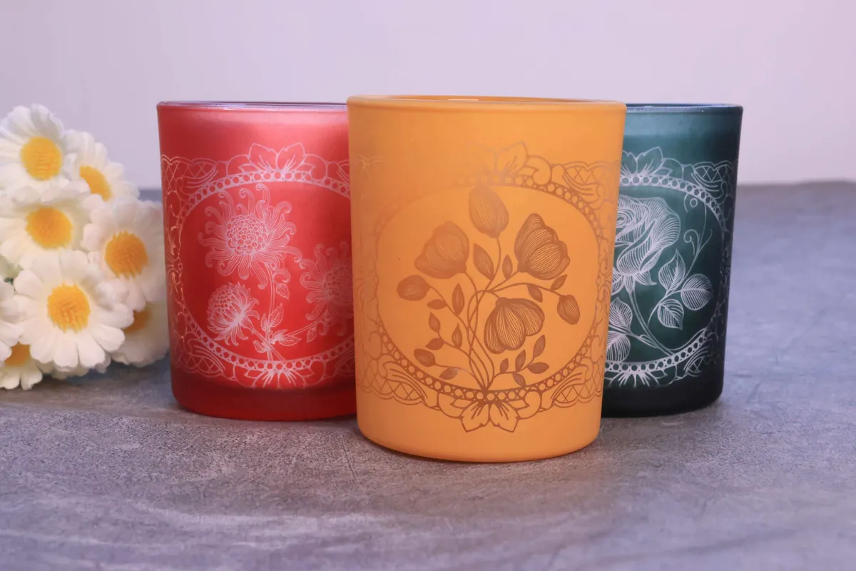 Portacandele in vetro colorato con decori marcati