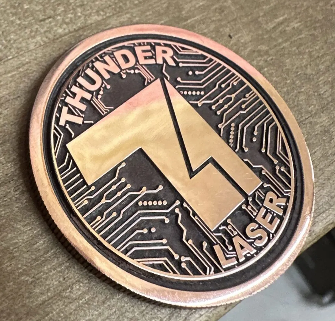 Esempio di lavorazione con MARCATORE LASER FIBRA THUNDER AURORA MOPA: placca in metallo incisa a due toni