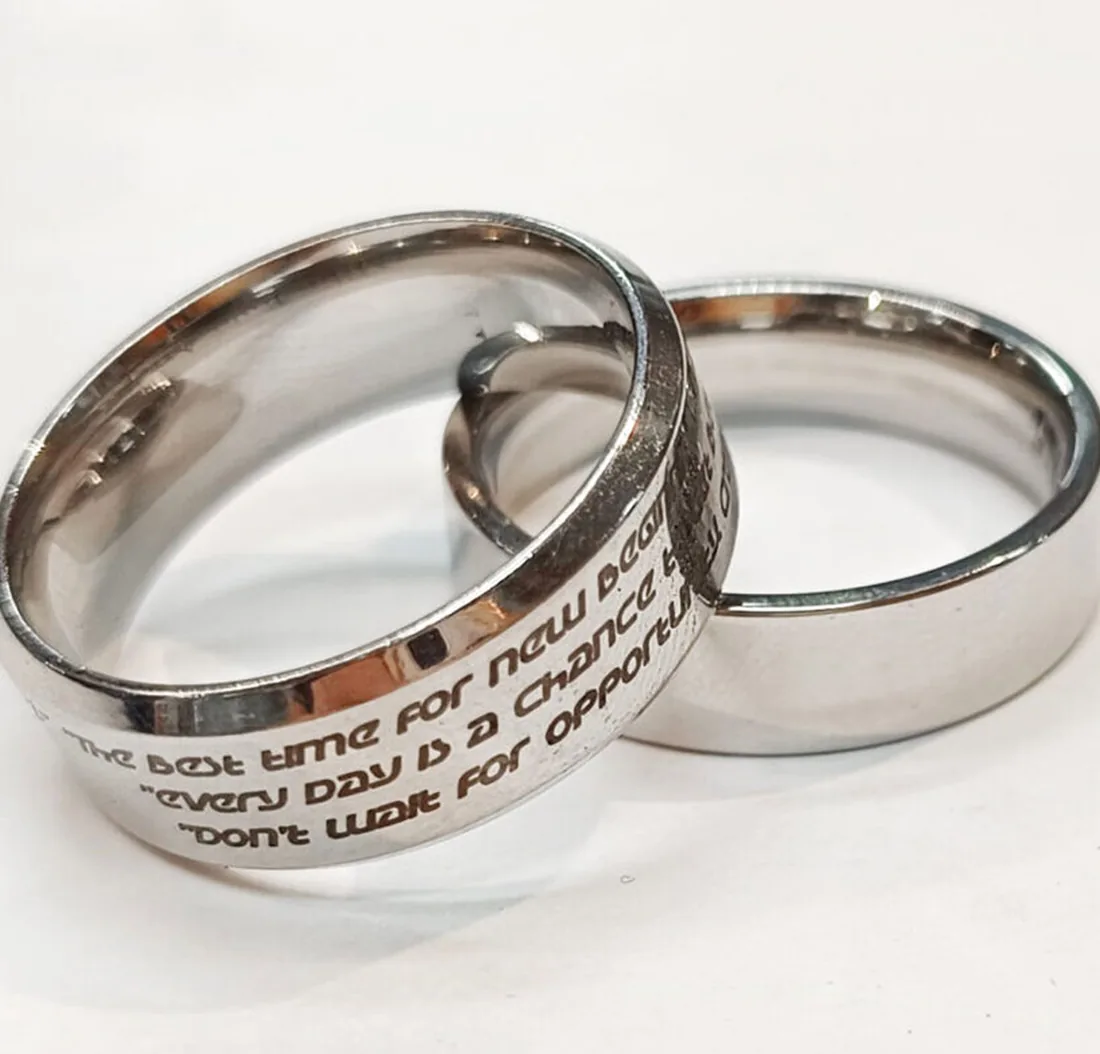 Esempio di lavorazione con MARCATORE LASER UV THUNDER AURORA UV: anelli in acciaio con scritta incisa