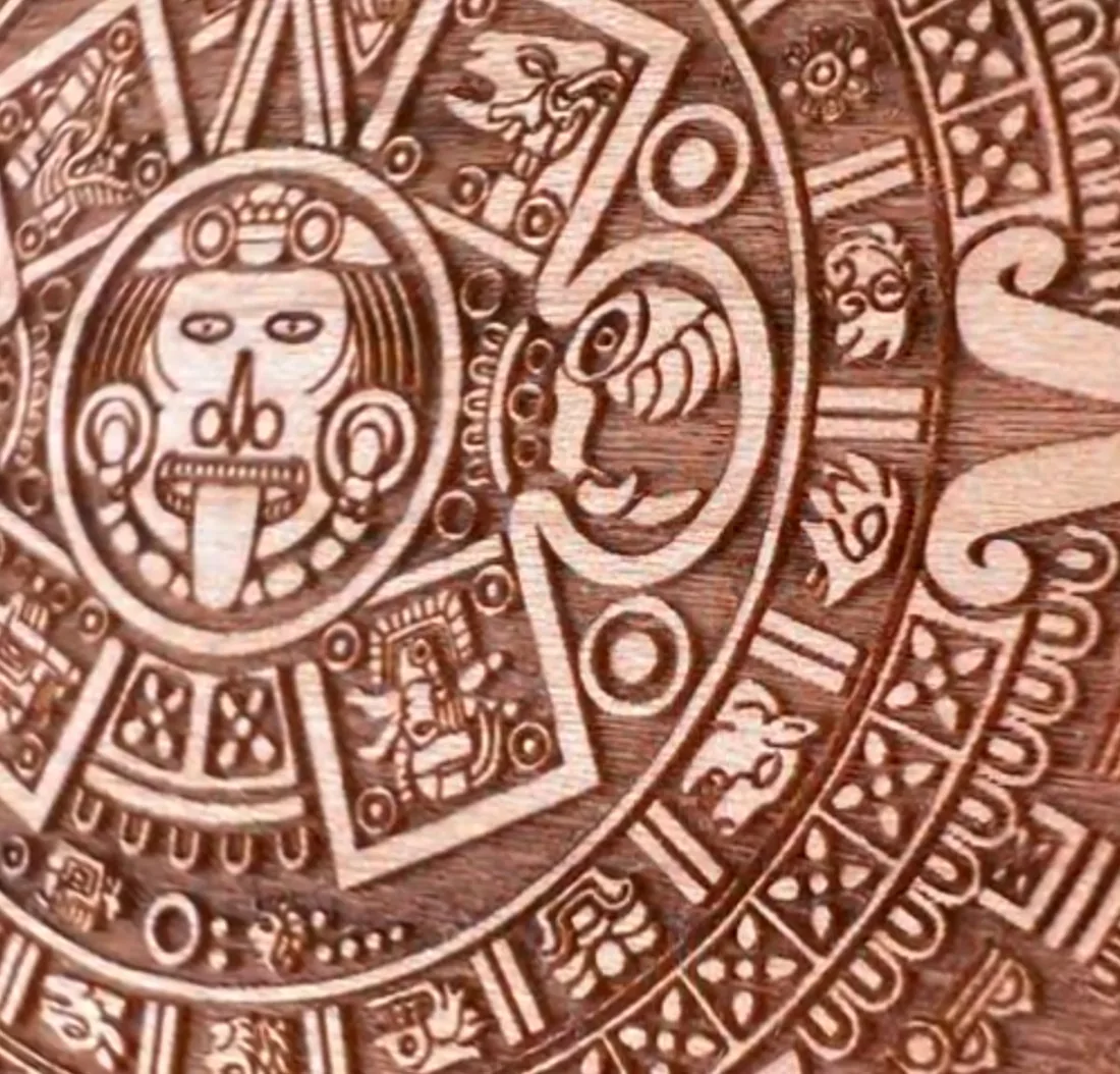 Esempio di lavorazione con LASER CO₂ THUNDER BOLT PLUS 24: calendario azteco inciso su legno