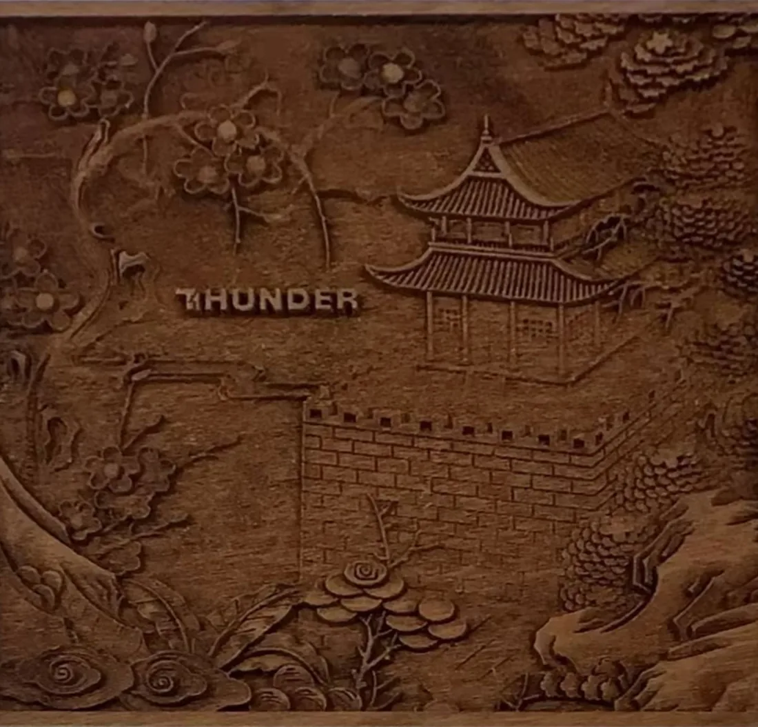 Esempio di lavorazione con LASER CO₂ THUNDER BOLT PLUS 24: intaglio in rilievo su legno