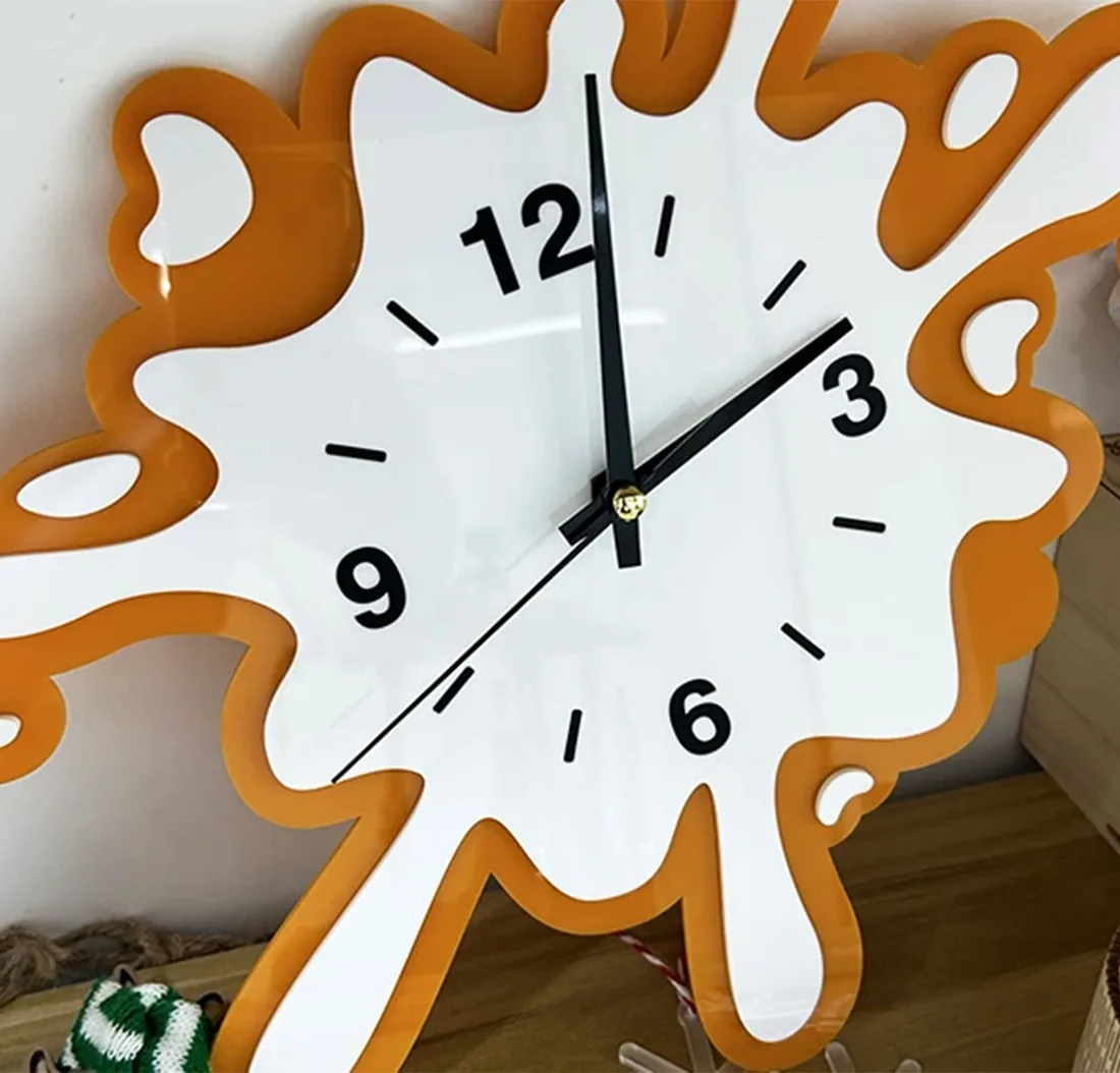 Esempio di lavorazione con LASER CO₂ THUNDER BOLT PRO 36: orologio in acrilico tagliato