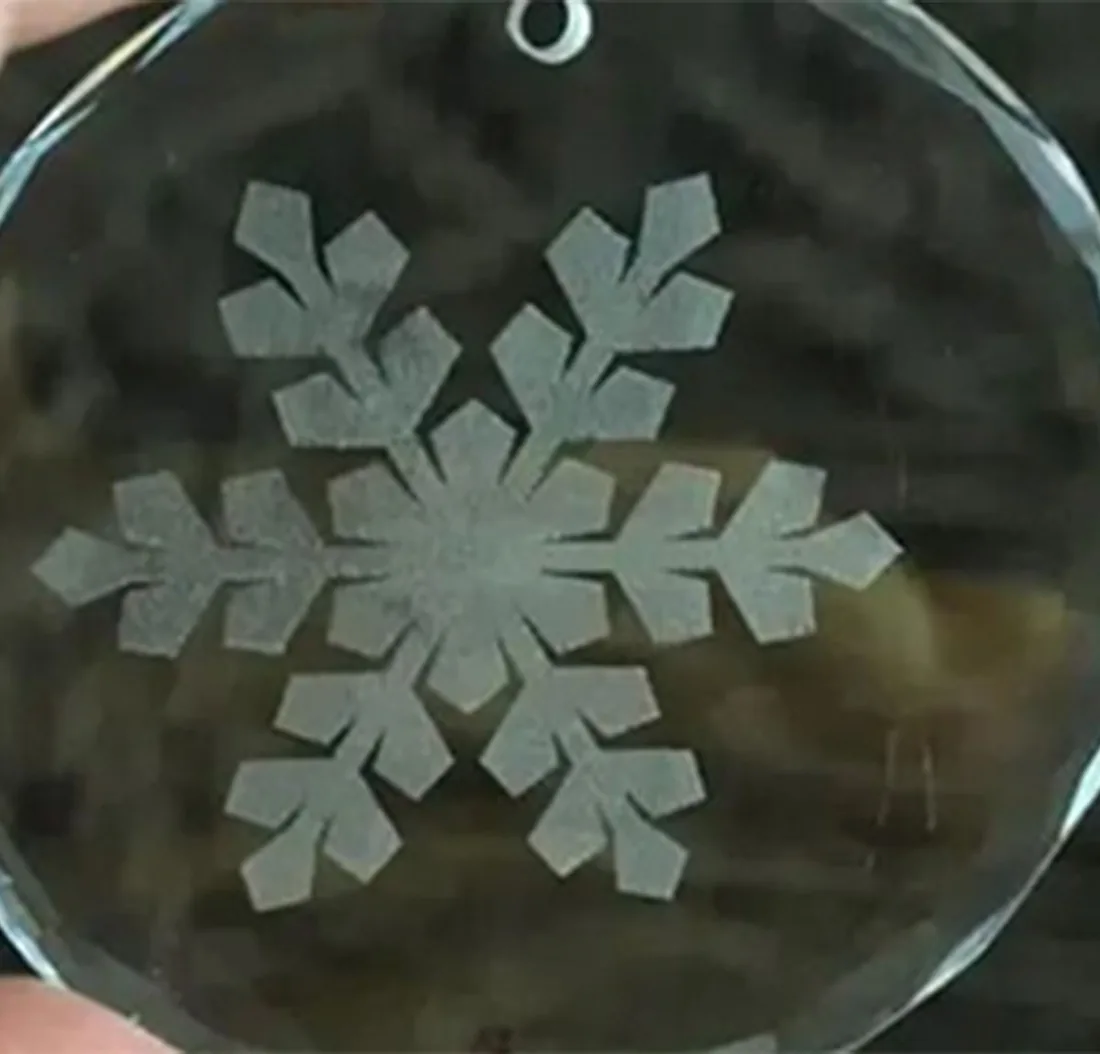 Esempio di lavorazione con LASER CO₂ THUNDER BOLT PRO 36: fiocco di neve inciso su plexiglass