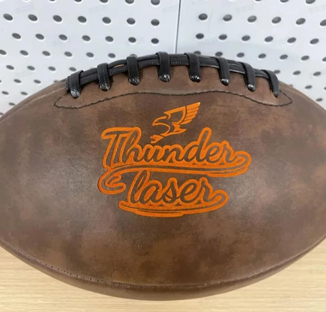 Esempio di lavorazione con LASER CO₂ THUNDER BOLT PRO 36: pallone in pelle inciso