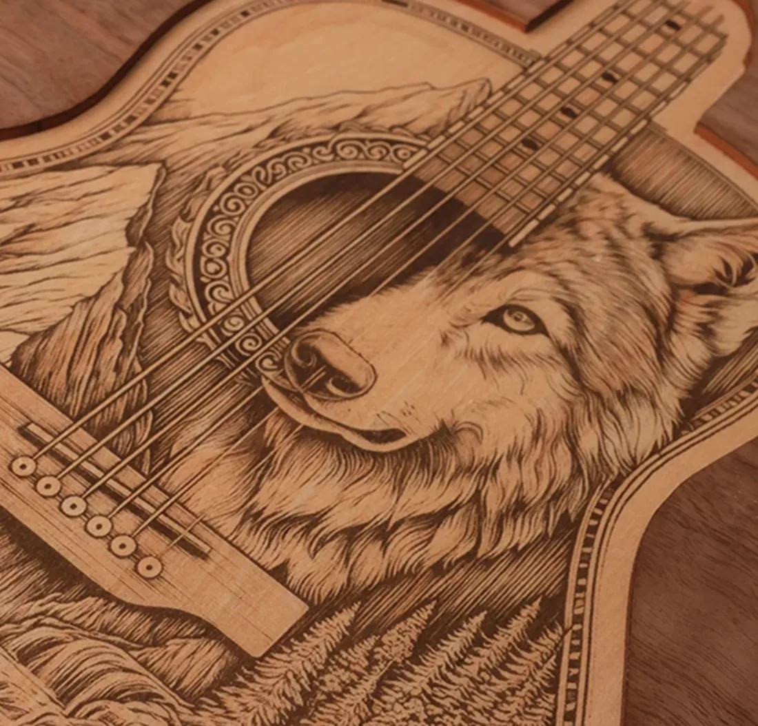 chitarra in legno incisa (Thunder Nova Plus)