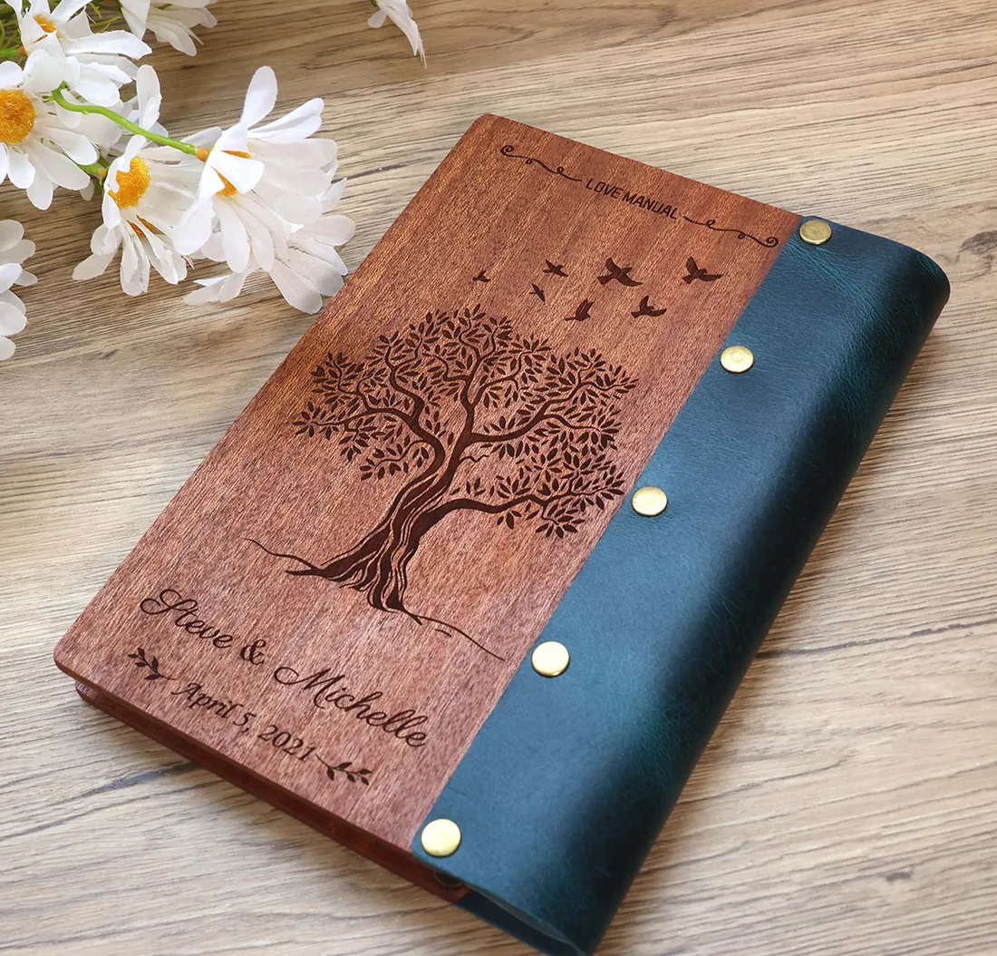 Esempio di lavorazione con LASER DOPPIA SORGENTE THUNDER TITAN PRO: copertina di libro incisa