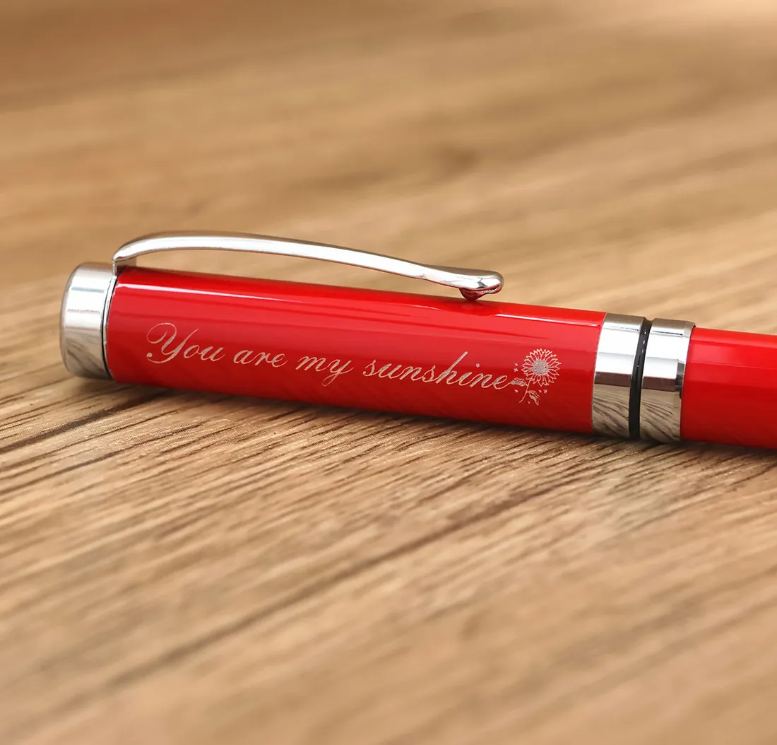 Esempio di lavorazione con LASER DOPPIA SORGENTE THUNDER TITAN PRO: penna incisa